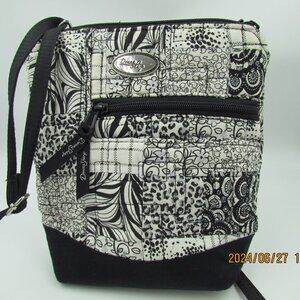 Donna Sharp Quilted shoulder bag.